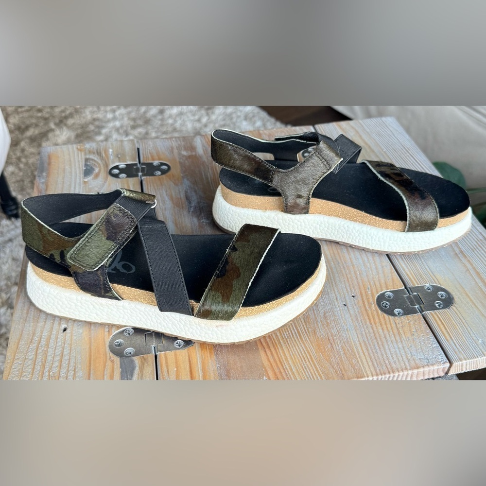 OTBT SIZE 7 Sierra Comfort Sandals In Green Camo With Cork and Foam Sole - Picture 3 of 8